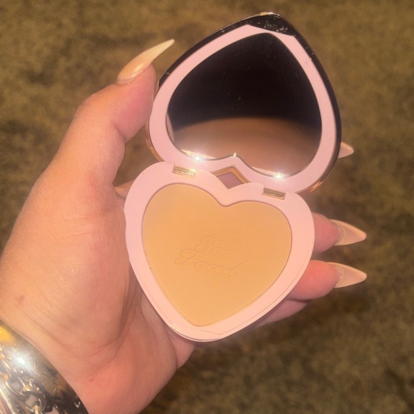 Too Faced Gold Heart-Shaped Compact - Picture 3 of 4